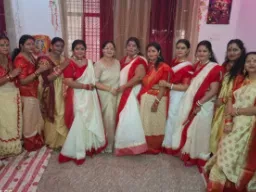बलिया में बंगाल के रंग में रंगा नवरात्रि उत्सव, महिलाओं ने किया धुनुची नृत्य और सिंदूर खेला