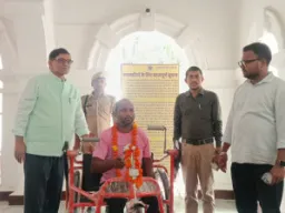 बलिया: जनसुनवाई में दिव्यांग की फरियाद पर डीएम ने तत्काल दिलाई ट्राईसाइकिल