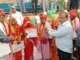 मुख्यमंत्री सामूहिक विवाह योजना के तहत 41 जोड़ों ने थामा एक-दूसरे का हाथ, डीएम ने दी शुभकामनाएं