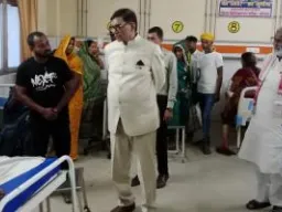 बलिया: मड़ुआ के आटे की रोटी खाने से करीब 45 महिलाएं बीमार, डीएम ने अस्पताल पहुंचकर जाना हाल