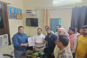 बलियाः बैरिया चौकी इंचार्ज पर लगे घर में घुसकर तोड़फोड़ और महिलाओं से बदतमीजी के आरोप