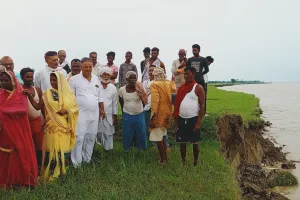 Flood In Ballia : सरयू नदी का तांडव जारी, खेती योग्य जमीन निगल रही लहरें