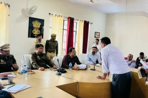 बलिया : DM ने कहा- जन समस्याओं का गंभीरता पूर्वक निस्तारण करें अधिकारी, अन्यथा कार्रवाई के लिए तैयार रहें