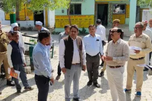 महोबा: सामान्य लोक सभा निर्वाचन के दृष्टिगत मंडलायुक्त ने विभिन्न मतदेय स्थलों का किया निरीक्षण 