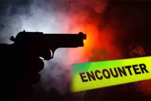 Sonbhadra News: पुलिस और बदमाशों के बीच मुठभेड़, दो घायल गिरफ्तार, तीन फरार