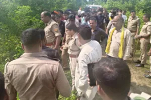 Barabanki News: तलाकशुदा महिला की गला दबाकर हत्या, दुष्कर्म की आशंका – दो आरोपियों की निशानदेही पर मिला शव
