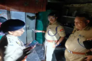 UP News: एटा में बक्से से बरामद हुआ युवक का शव, पड़ोसी के घर से मिली लाश, पुलिस जांच में जुटी