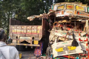 लखीमपुर खीरी: मोहम्मदी मार्ग पर दो ट्रकों की आमने-सामने भिड़ंत, एक चालक की मौत, दो घायल