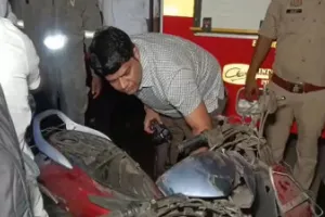 Kanpur Blast: कानपुर के मिश्री बाजार में जोरदार धमाका, दो स्कूटी में ब्लास्ट से मचा हड़कंप, महिला समेत छह लोग घायल