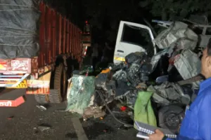 पीलीभीत: असम हाईवे पर ट्रक, पिकअप और डीसीएम की जोरदार टक्कर, तीन की मौत, एक गंभीर घायल