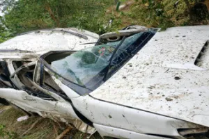 सुलतानपुर में बड़ा हादसा: पूर्वांचल एक्सप्रेसवे से गिरी कार, चालक की मौत, पांच लोग घायल