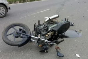 UP News: आजमगढ़ में दर्दनाक हादसा, कार और बाइक की टक्कर में दो युवकों की मौके पर मौत