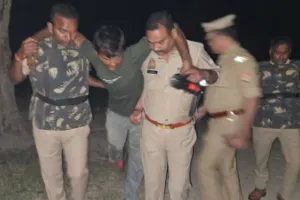 अमेठी में पुलिस मुठभेड़: गोकशी की योजना बनाते हुए शातिर बदमाश गिरफ्तार, तमंचा और उपकरण बरामद