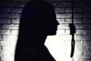 लखीमपुर खीरी : शादी के छह महीने बाद विवाहिता का फंदे से लटका मिला शव, दहेज हत्या का आरोप