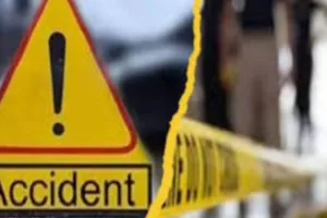 वाराणसी में तेज रफ्तार का कहर: खड़े ट्रक में घुसी कार, एक की मौत, तीन की हालत गंभीर