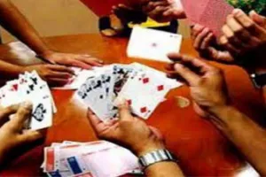 वाराणसी में जुआ खेलने के विवाद में बवाल, पुलिस पर पथराव, पांच गिरफ्तार