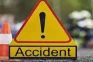 Varanasi News: सड़क हादसे में घायल सफाईकर्मी की इलाज के दौरान मौत, परिजनों ने सड़क पर रखकर किया जाम