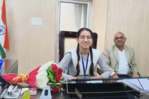 Kanpur News: हाईस्कूल टॉपर श्रद्धा दीक्षित बनीं एक दिन की जिलाधिकारी, जनसुनवाई में सुनीं लोगों की समस्याएं, दिए समाधान के निर्देश