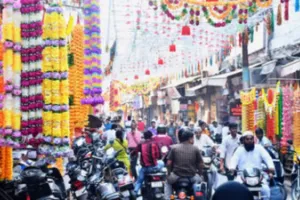 धनतेरस पर अयोध्या के बाजारों में खरीदारों की भीड़, कारोबार 150 करोड़ के पार स्टील, तांबे-पीतल के बर्तन, कपड़ा और इलेक्ट्रॉनिक सामान की जमकर हुई बिक्री
