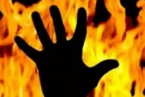 सिद्धार्थनगर में दिल दहला देने वाली वारदात : पत्नी ने पेट्रोल डालकर पति को जिंदा जलाने की कोशिश, हालत नाजुक