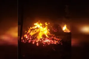 बाराबंकी में भीषण आग का कहर:  तीन घर राख, मासूम गंभीर रूप से झुलसी