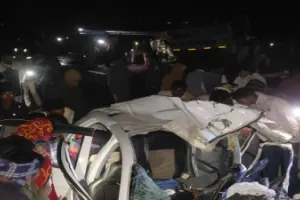 गंगा एक्सप्रेस-वे पर भीषण हादसा: कार-पिकअप की टक्कर में एक ही परिवार के 6 सदस्यों की मौत, अमरोहा में शोक की लहर