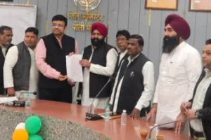 पीलीभीत: सपा कार्यालय खाली कराने की कार्रवाई पर हंगामा, जिलाध्यक्ष ने अधिकारियों पर लगाया लूटपाट का आरोप