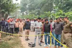 Ballia News : नहर मार्ग पर युवक का कटा गला मिला, धारदार हथियार से हत्या, मामले की जांच में जुटी पुलिस