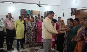 Ballia News : नौकरी के 10 साल पूरे होने पर बेलहरी के शिक्षकों ने खास अंदाज़ में मनाई खुशियां