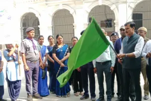 Ballia News : वंदे मातरम के 150 वर्ष पर छात्रों की रैली, डीएम ने दिखाई हरी झंडी