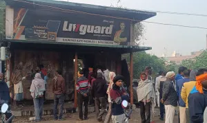 बलिया : ऑटो पार्ट्स की दुकान में भीषण आग, कार समेत लाखों का सामान खाक