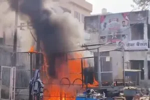 मथुरा: आजाद मार्केट में ट्रांसफॉर्मर में भीषण आग, मची भगदड़, दमकल ने एक घंटे में पाया काबू