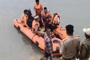 Bahraich boat accident: घाघरा नदी में मिली लापता बच्ची की लाश, 22 सवारों में 13 को बचाया गया, चार अब भी लापता