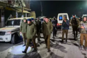 श्रीनगर पुलिस स्टेशन में भयानक विस्फोट: धुएं से घिरा परिसर, चारों ओर बिखरे शव और क्षत-विक्षत अवशेष