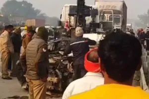 मिर्जापुर में बड़ा सड़क हादसा: प्रयागराज से वाराणसी जा रही कार ट्रक में घुसी, चार लोगों की दर्दनाक मौत