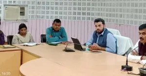 बलिया : लापरवाही पर डीएम सख्त, दो अधिकारियों का वेतन रोका—कई को चेतावनी