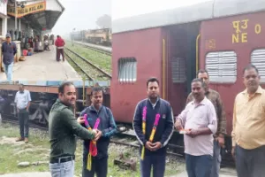 लखीमपुर खीरी: 4 महीने बाद मैलानी–नानपारा रूट पर फिर से चली ट्रेन, स्टेशनों पर दिखी खुशी की लहर