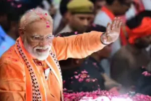 पीएम मोदी का वाराणसी दौरा: बनारस स्टेशन से देंगे वंदे भारत एक्सप्रेस की सौगात, स्वागत की भव्य तैयारियों में जुटी BJP