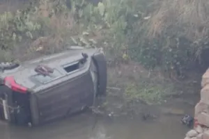 तेज रफ्तार कार पुल से टकराई, नाले में गिरा वाहन, युवक की दर्दनाक मौत, पुलिस जांच में जुटी