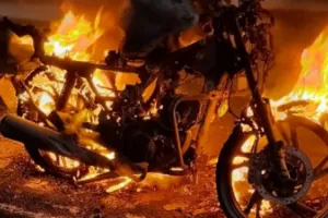 Jaunpur News : चलती बाइक में लगी आग, एक युवक गंभीर रूप से झुलसा, दोस्त भी घायल, अस्पताल में भर्ती