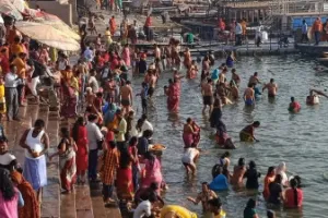 Kartik Purnima 2025: काशी के घाटों पर उमड़ा जनसैलाब, देव दीपावली पर दीपों से जगमगाएगी पूरी नगरी