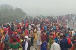 Kartik Purnima 2025:  महराजगंज में श्रद्धा का सैलाब, छोटी गंडक के पवित्र जल में डुबकी लगाकर भगवान भास्कर को किया नमस्कार 