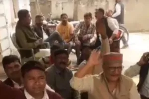 बलिया: वेतन और बोनस की मांग पर नगर पालिका कर्मचारियों ने दफ्तर में की तालाबंदी