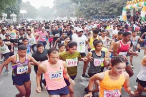 Prayagraj News : इंदिरा मैराथन में धावकों ने एक साथ लगाई दौड़, आयुक्त और डीएम ने हरी झंडी दिखाकर किया शुभारंभ