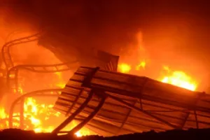 कानपुर: ट्रांसपोर्ट नगर में किराना व कपड़ा गोदाम में लगी भीषण आग, पास के पेट्रोल पंप से बढ़ी अफरातफरी