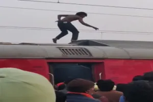 प्रतापगढ़: चलती ट्रेन की छत पर चढ़े युवक की बची जान, बिजली आपूर्ति रोककर रेलवे ने किया रेस्क्यू