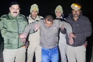Azamgarh News: आजमगढ़ में पुलिस-बदमाश मुठभेड़, दो गिरफ्तार, एक घायल; एक अंधेरे का फायदा उठाकर फरार