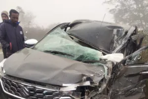 घने कोहरे में ट्रक से भिड़ी कार, एक ही परिवार के छह लोग घायल