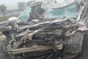 सुलतानपुर में पूर्वांचल एक्सप्रेसवे पर भीषण हादसा : खड़े ट्रक में जा घुसी कार, तीन की मौत, सात घायल