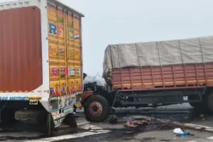 घने कोहरे में भीषण सड़क हादसा: बस–कैंटर टक्कर में चालक की मौत, दो गंभीर घायल